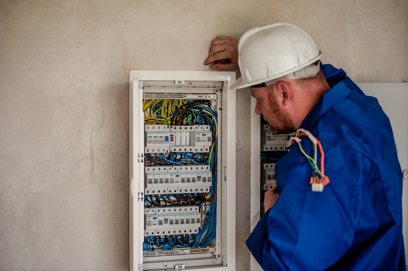 electricite-LE CASTELLET-min_electrician-2755683